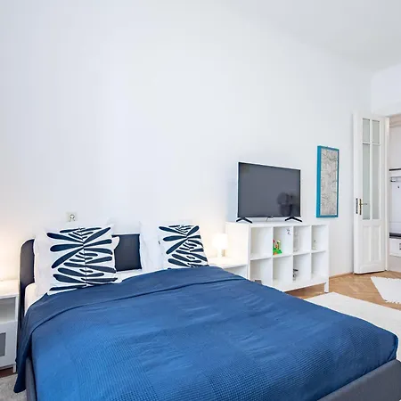 - Modern - Cozy - At River Apartment